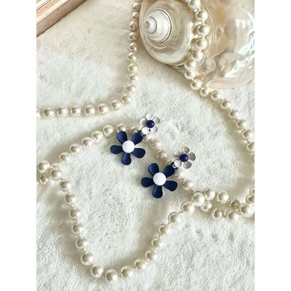 Navy blue and bright white double Daisy dangle earrings ￼ - Picture 4 of 9